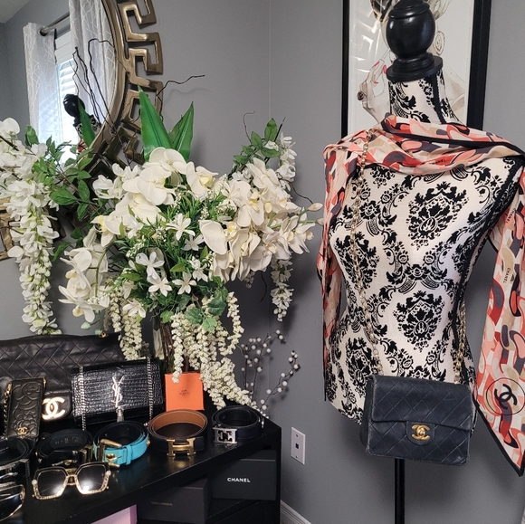 Authentic Iconic Vintage Chanel Flap Bag - Picture 2 of 9